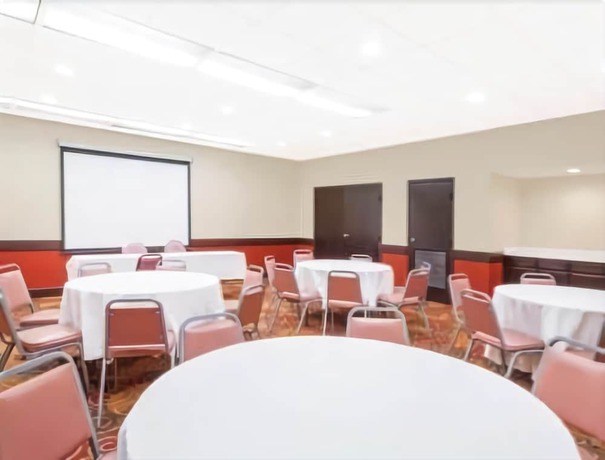 Imagen de los interiores del Hotel Days Inn and Suites by Wyndham SE Columbia Ft Jackson. Foto 15