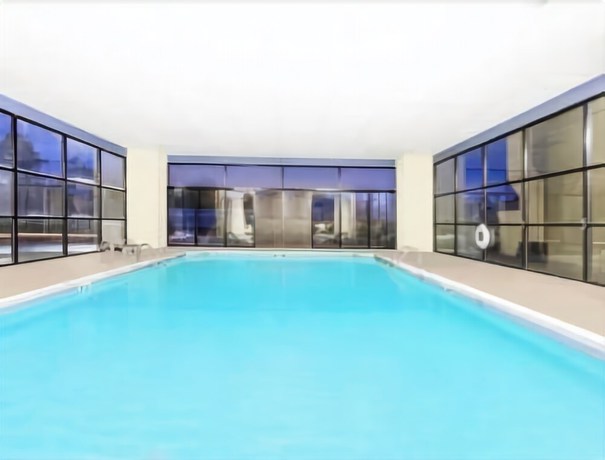 Imagen de la piscina del Hotel Days Inn and Suites by Wyndham SE Columbia Ft Jackson. Foto 16