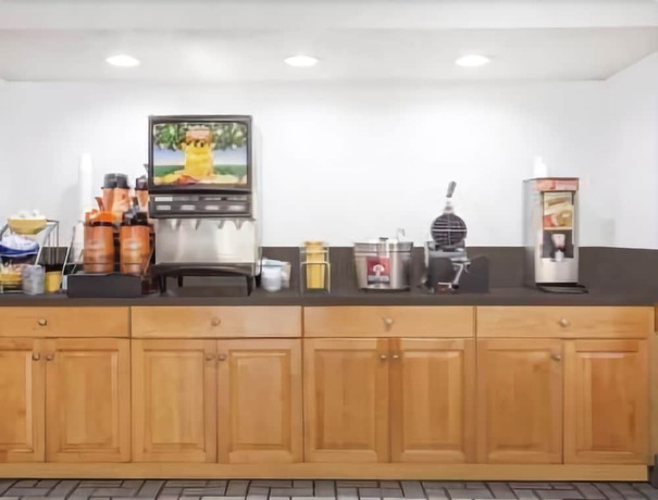 Imagen del bar/restaurante del Hotel Days Inn and Suites by Wyndham SE Columbia Ft Jackson. Foto 4