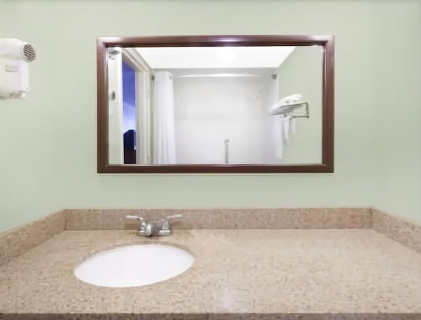Imagen de la habitación del Hotel Days Inn and Suites by Wyndham SE Columbia Ft Jackson. Foto 13