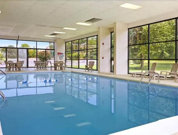 Imagen de la piscina del Hotel Days Inn and Suites by Wyndham SE Columbia Ft Jackson. Foto 17