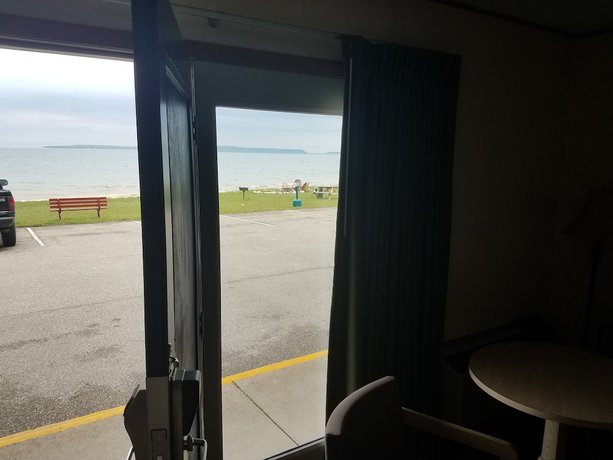 Imagen de la habitación del Hotel Days Inn and Suites by Wyndham St. Ignace Lakefront. Foto 6