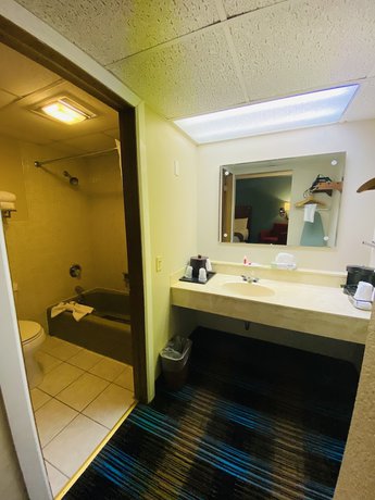 Imagen de la habitación del Hotel Days Inn and Suites by Wyndham St. Ignace Lakefront. Foto 9