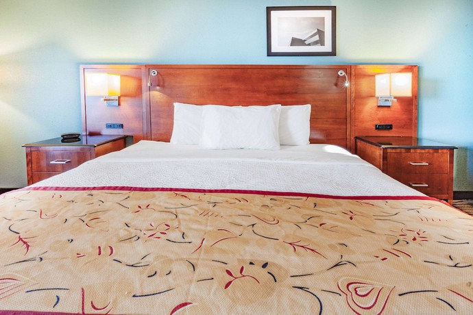 Imagen de la habitación del Hotel Days Inn and Suites by Wyndham St. Ignace Lakefront. Foto 10