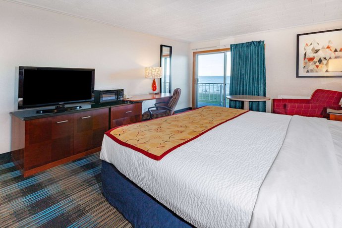 Imagen de la habitación del Hotel Days Inn and Suites by Wyndham St. Ignace Lakefront. Foto 11