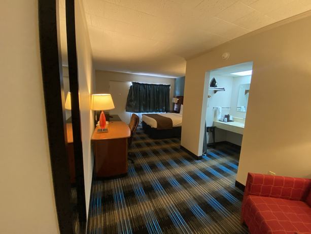 Imagen de la habitación del Hotel Days Inn and Suites by Wyndham St. Ignace Lakefront. Foto 12