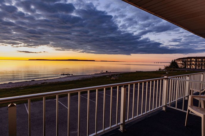 Imagen de la habitación del Hotel Days Inn and Suites by Wyndham St. Ignace Lakefront. Foto 14