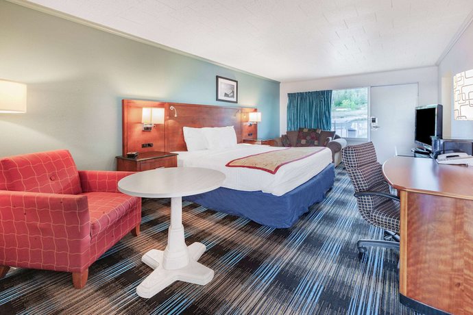 Imagen de la habitación del Hotel Days Inn and Suites by Wyndham St. Ignace Lakefront. Foto 15