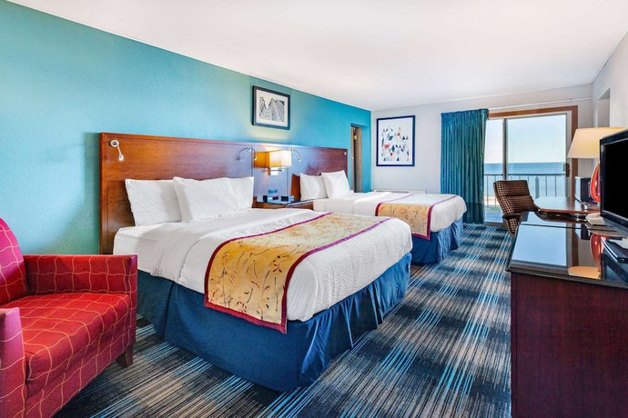 Imagen de la habitación del Hotel Days Inn and Suites by Wyndham St. Ignace Lakefront. Foto 18
