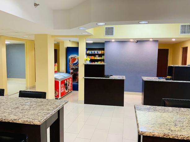 Imagen de los interiores del Hotel Days Inn and Suites by Wyndham Tampa/Raymond James Stadium. Foto 11