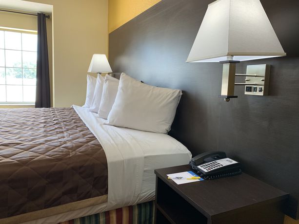 Imagen de la habitación del Hotel Days Inn and Suites by Wyndham Tampa/Raymond James Stadium. Foto 2