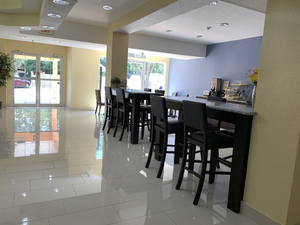 Imagen de los interiores del Hotel Days Inn and Suites by Wyndham Tampa/Raymond James Stadium. Foto 12