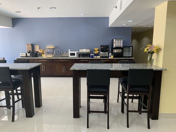 Imagen de los interiores del Hotel Days Inn and Suites by Wyndham Tampa/Raymond James Stadium. Foto 13