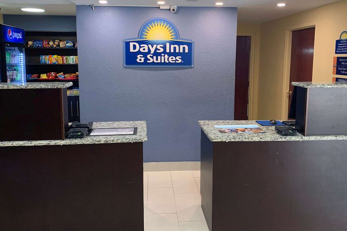 Imagen de los interiores del Hotel Days Inn and Suites by Wyndham Tampa/Raymond James Stadium. Foto 14
