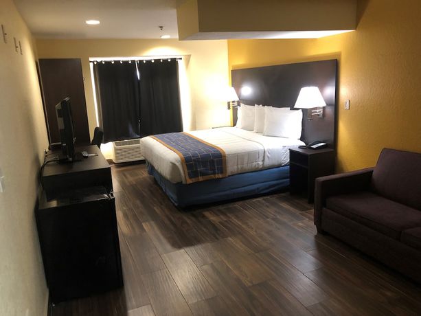 Imagen de la habitación del Hotel Days Inn and Suites by Wyndham Tampa/Raymond James Stadium. Foto 4