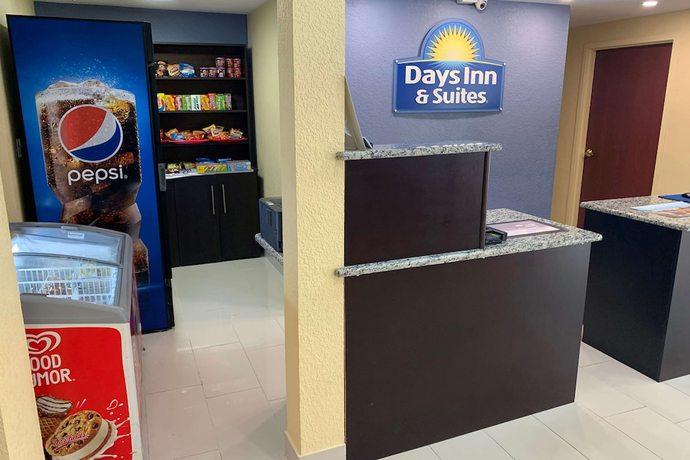 Imagen de los interiores del Hotel Days Inn and Suites by Wyndham Tampa/Raymond James Stadium. Foto 15