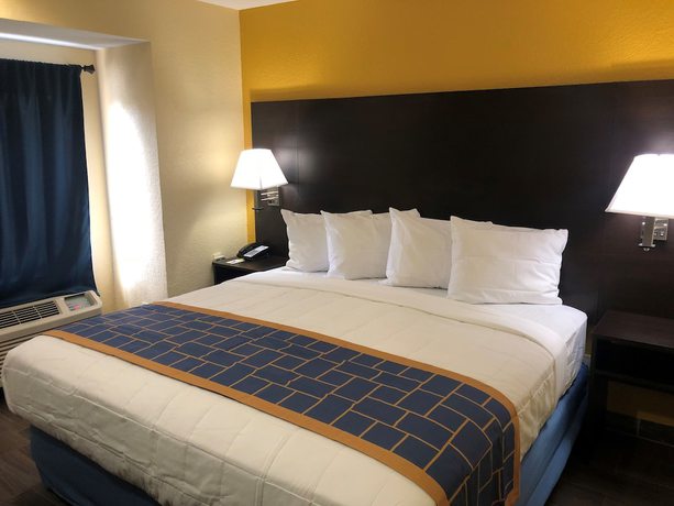 Imagen de la habitación del Hotel Days Inn and Suites by Wyndham Tampa/Raymond James Stadium. Foto 6