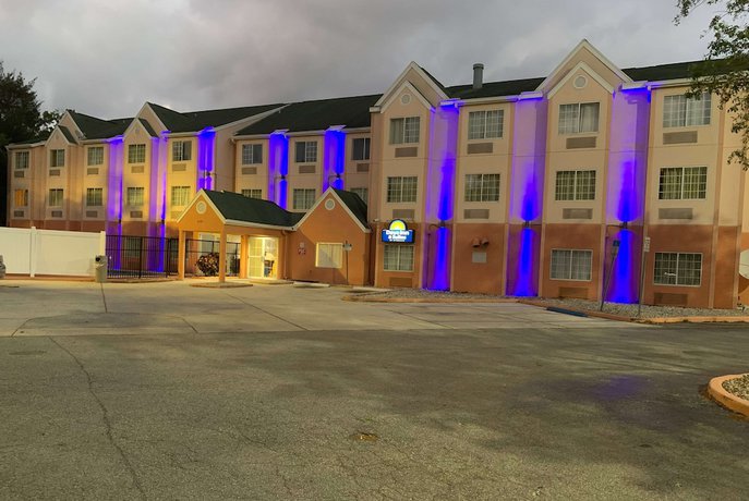 Imagen general del Hotel Days Inn and Suites by Wyndham Tampa/Raymond James Stadium. Foto 1
