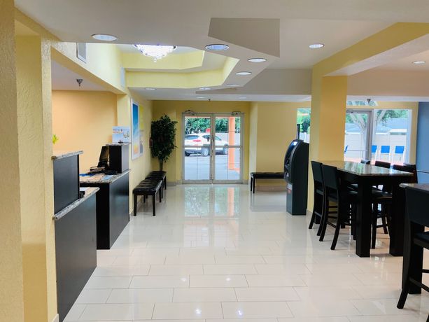 Imagen de los interiores del Hotel Days Inn and Suites by Wyndham Tampa/Raymond James Stadium. Foto 16