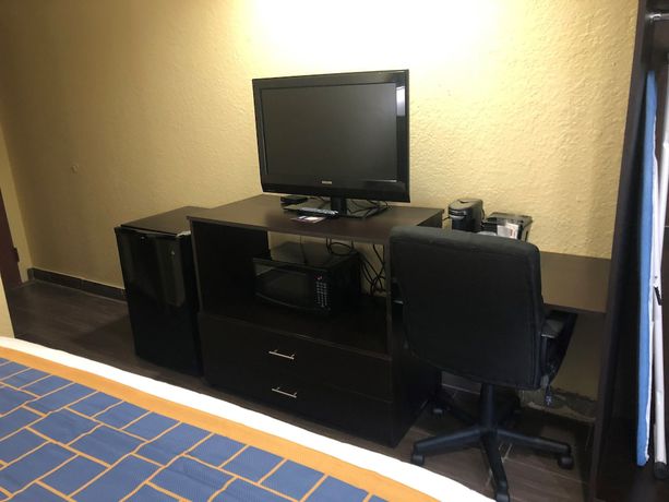 Imagen de la habitación del Hotel Days Inn and Suites by Wyndham Tampa/Raymond James Stadium. Foto 9
