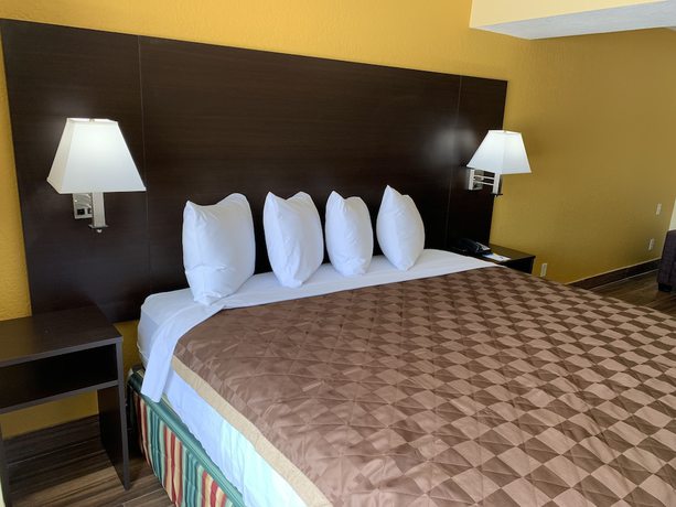 Imagen de la habitación del Hotel Days Inn and Suites by Wyndham Tampa/Raymond James Stadium. Foto 10