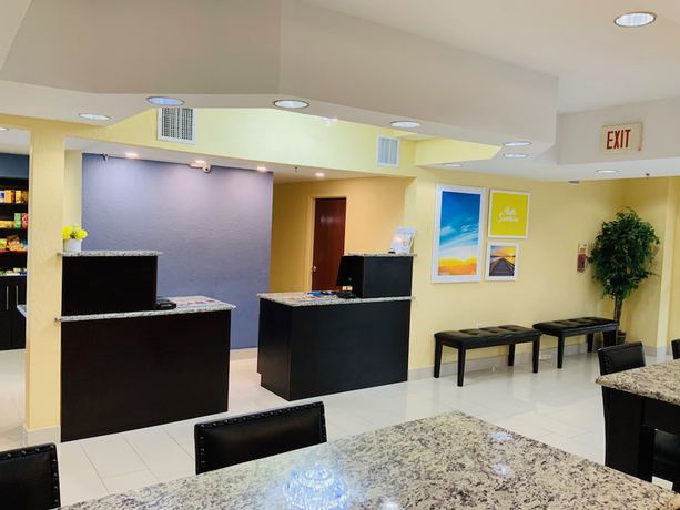 Imagen de los interiores del Hotel Days Inn and Suites by Wyndham Tampa/Raymond James Stadium. Foto 17