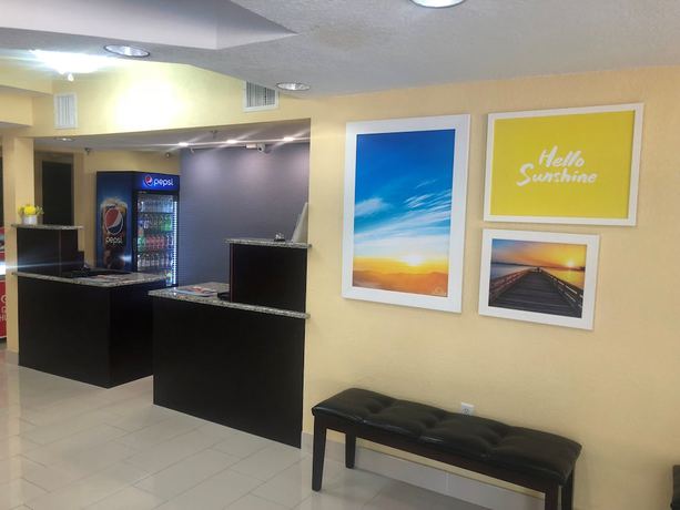 Imagen de los interiores del Hotel Days Inn and Suites by Wyndham Tampa/Raymond James Stadium. Foto 18
