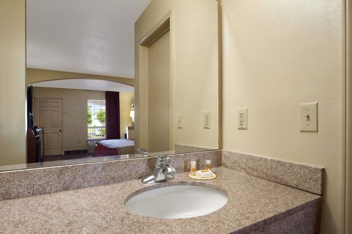 Imagen de la habitación del Hotel Days Inn and Suites by Wyndham Tuscaloosa - Univ. of Alabama. Foto 16