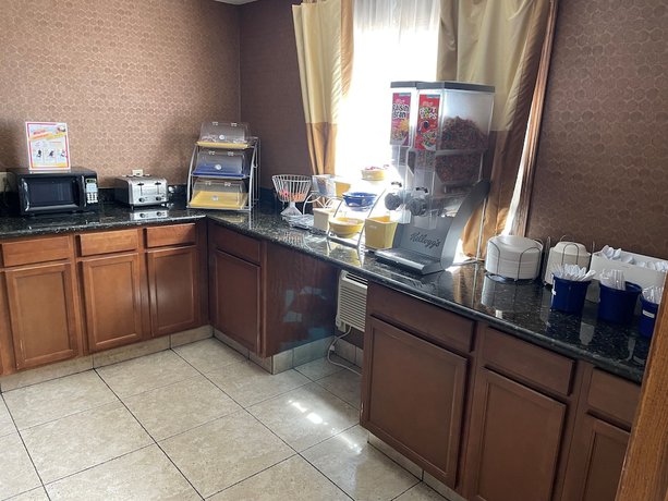 Imagen del bar/restaurante del Hotel Days Inn and Suites by Wyndham Waterloo. Foto 4