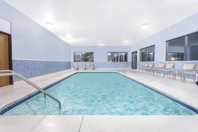 Imagen de la piscina del Hotel Days Inn and Suites by Wyndham Waterloo. Foto 20