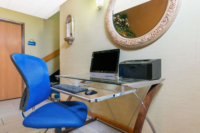Imagen de los interiores del Hotel Days Inn and Suites by Wyndham Wichita. Foto 13