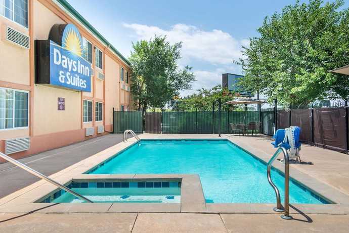 Imagen de la piscina del Hotel Days Inn and Suites by Wyndham Wichita. Foto 15