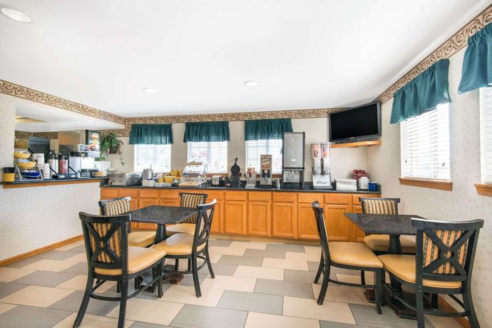 Imagen del bar/restaurante del Hotel Days Inn and Suites by Wyndham Wichita. Foto 3