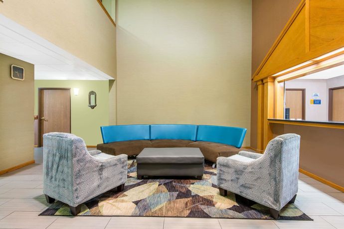 Imagen de los interiores del Hotel Days Inn and Suites by Wyndham Wichita. Foto 14