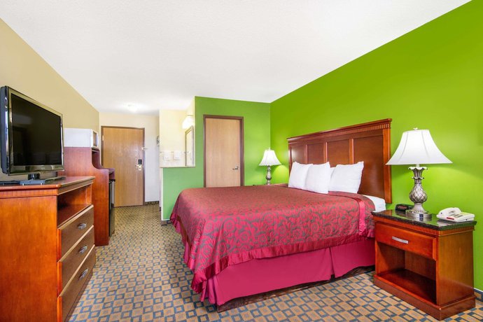 Imagen de la habitación del Hotel Days Inn and Suites by Wyndham Wichita. Foto 11