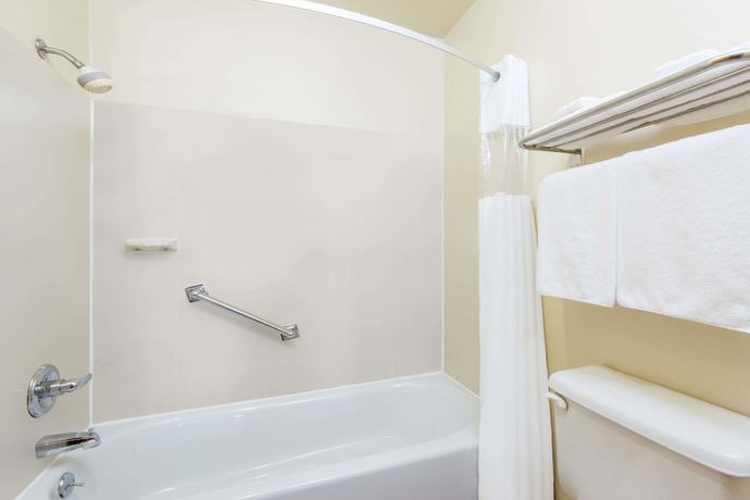 Imagen de la habitación del Hotel Days Inn and Suites by Wyndham Wichita. Foto 12