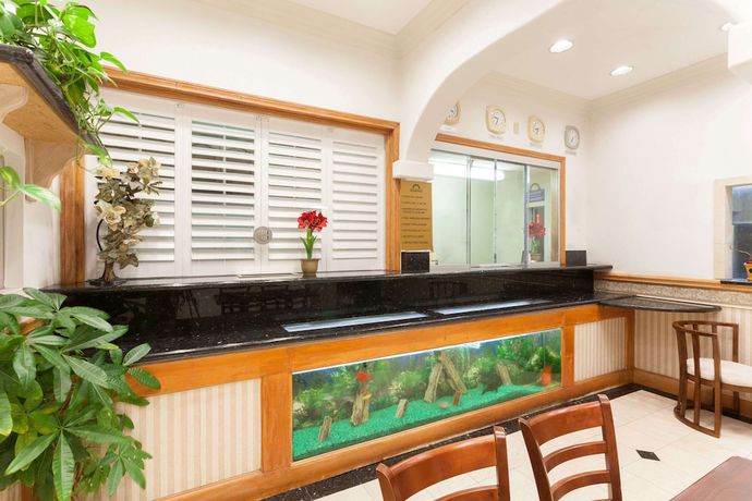 Imagen de los interiores del Hotel Days Inn by Wyndham Alhambra CA. Foto 19