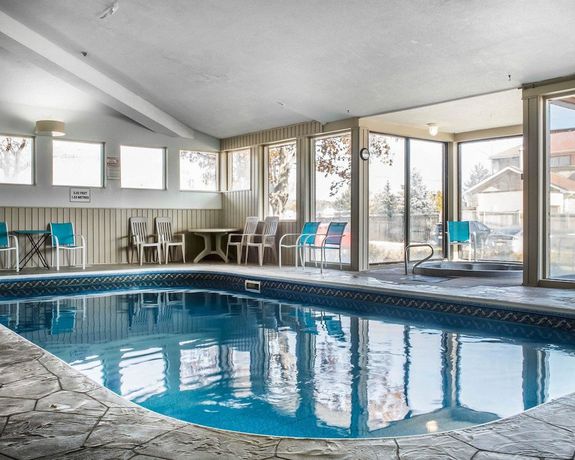Imagen de la piscina del Hotel Days Inn by Wyndham Barrie. Foto 20