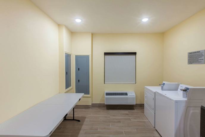 Imagen de los interiores del Hotel Days Inn by Wyndham Baton Rouge Airport. Foto 16