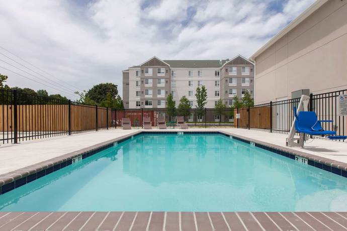 Imagen de la piscina del Hotel Days Inn by Wyndham Baton Rouge Airport. Foto 20