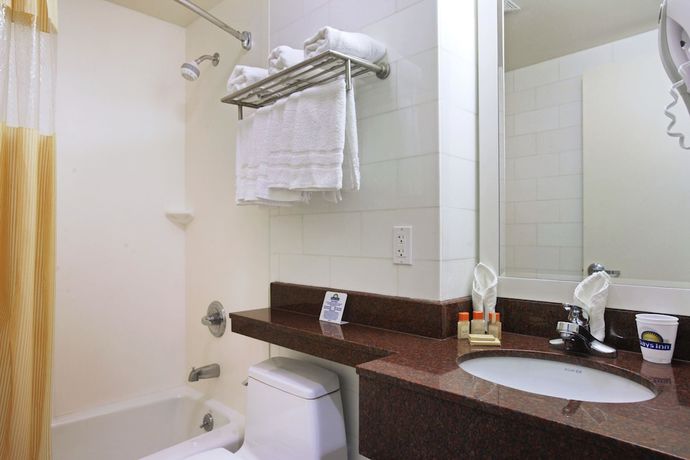 Imagen de la habitación del Hotel Days Inn by Wyndham Bronx Near Stadium. Foto 4