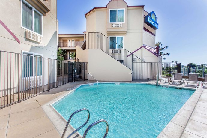 Imagen de la piscina del Hotel Days Inn by Wyndham Carlsbad, Carlsbad. Foto 19
