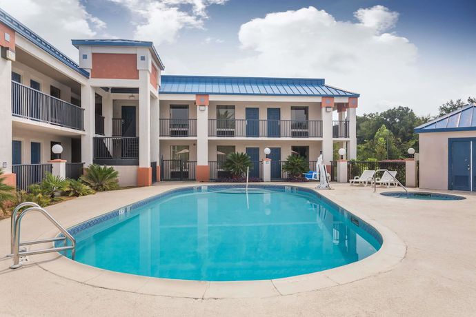 Imagen de la piscina del Hotel Days Inn by Wyndham Chiefland. Foto 16