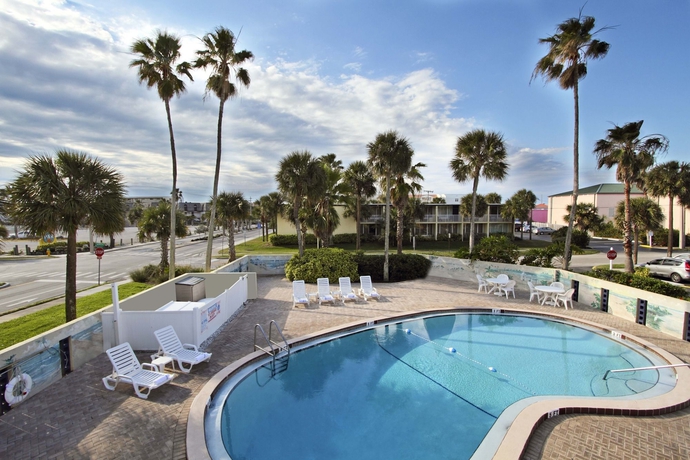 Imagen de la piscina del Hotel Days Inn by Wyndham Cocoa Beach Port Canaveral. Foto 8