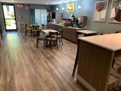 Imagen del bar/restaurante del Hotel Days Inn by Wyndham College Park/Atlanta /Airport South. Foto 2