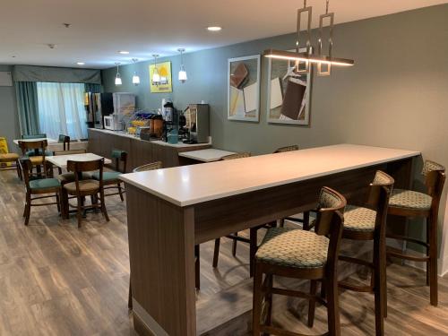 Imagen del bar/restaurante del Hotel Days Inn by Wyndham College Park/Atlanta /Airport South. Foto 3