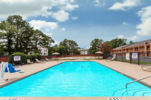 Imagen de la piscina del Hotel Days Inn by Wyndham Columbia. Foto 19