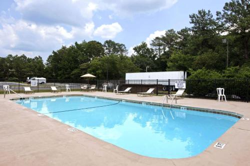 Imagen de la piscina del Hotel Days Inn by Wyndham Columbia. Foto 20