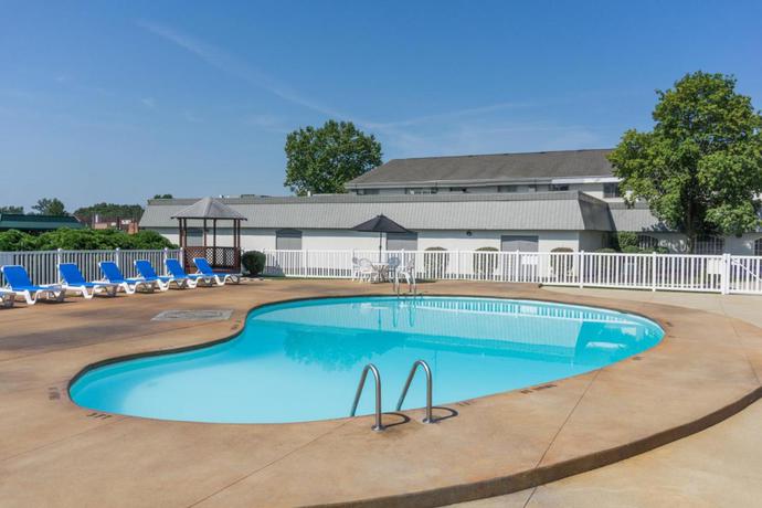 Imagen de la piscina del Hotel Days Inn by Wyndham Columbus East Airport. Foto 11