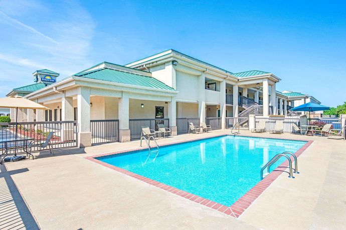 Imagen de la piscina del Hotel Days Inn by Wyndham Covington, Covington. Foto 20